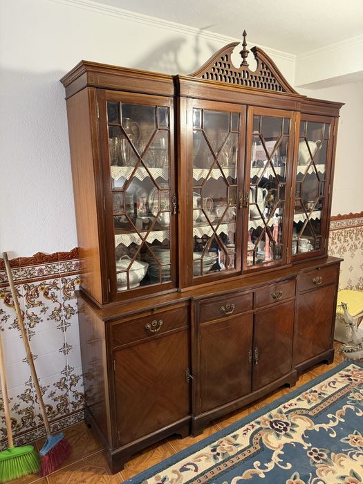 Movél Cristaleira / Louceiro de Sala em Mogno