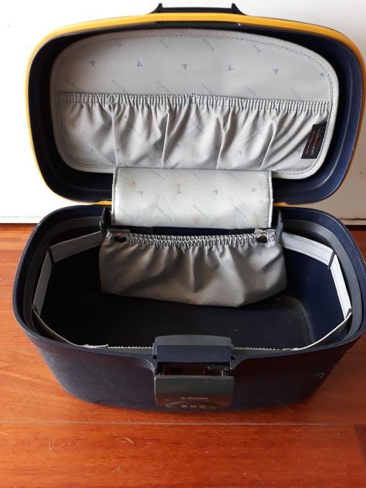 Mala de viagem pequena e segura em plástico rígido