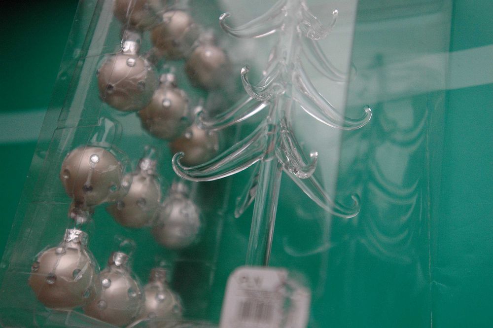 ozdobna mini choinka z bombkami