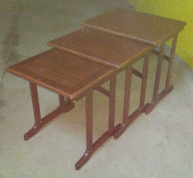 Conjunto de três mesinhas