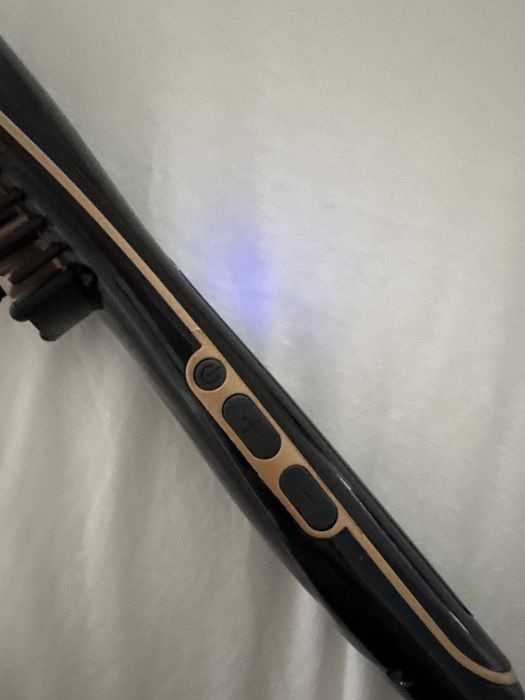 Trata-se de uma escova de alisamento iónica AEG GB 5687.