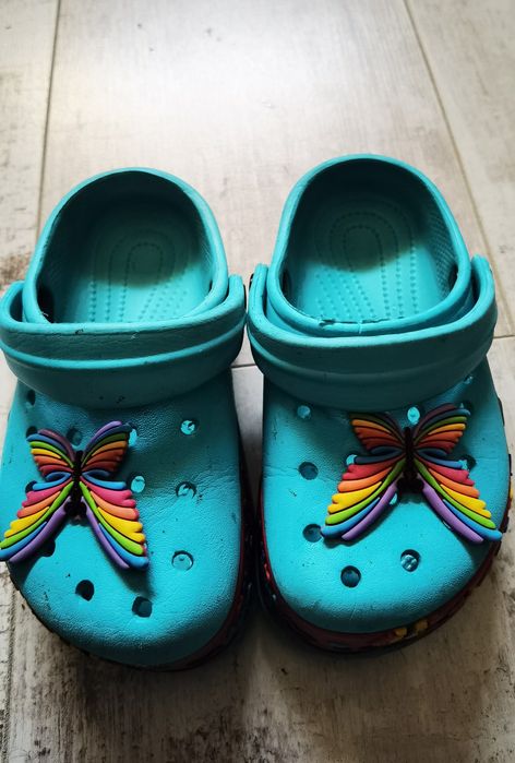 Klapki, buty a la Crocs 23