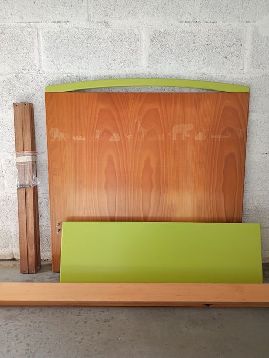 Cama de solteiro com estrado e colchão, medidas: 103/103/190cm.
Exempl