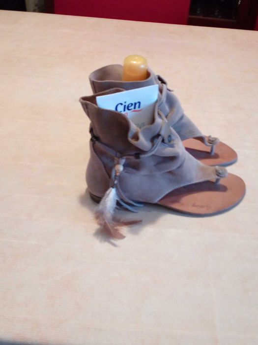 Sandálias Beje em camurça nunca usadas