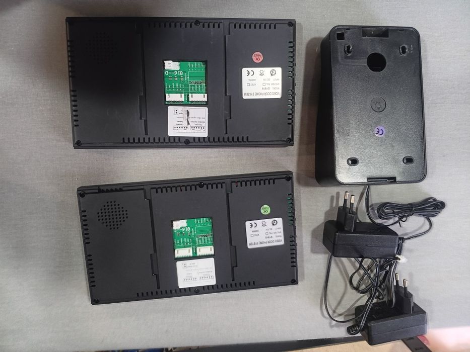 Videoporteiro com dois ecrãs