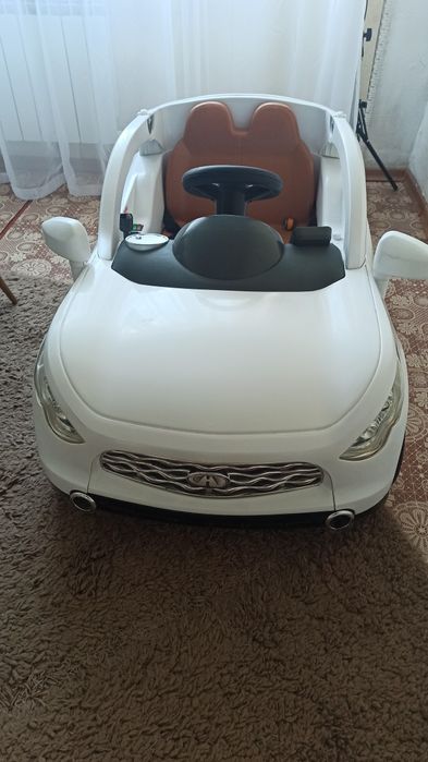 Машина дитяча біла