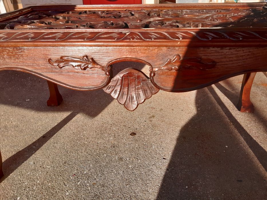 Mesa de centro em madeira trabalhada