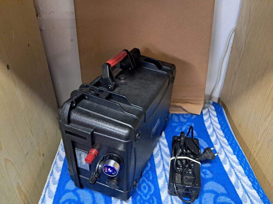 Wodoodporny 12V 200Ah  akumulator litowo jonowy .Nowy.