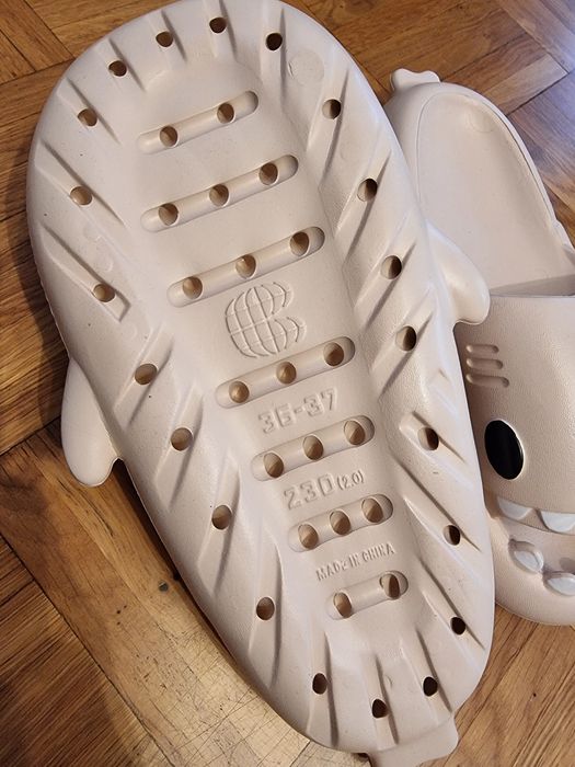 Klapki kąpielowe baby shark r. 36-37 Blady róż