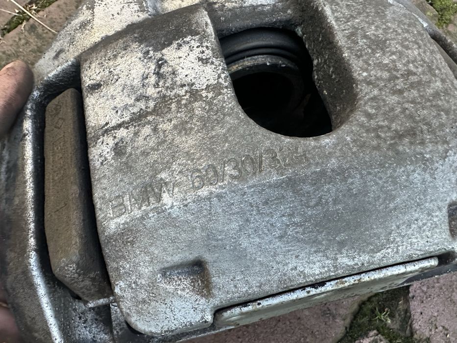 BMW E60 zacisk prawy przód 530d 60/30 324