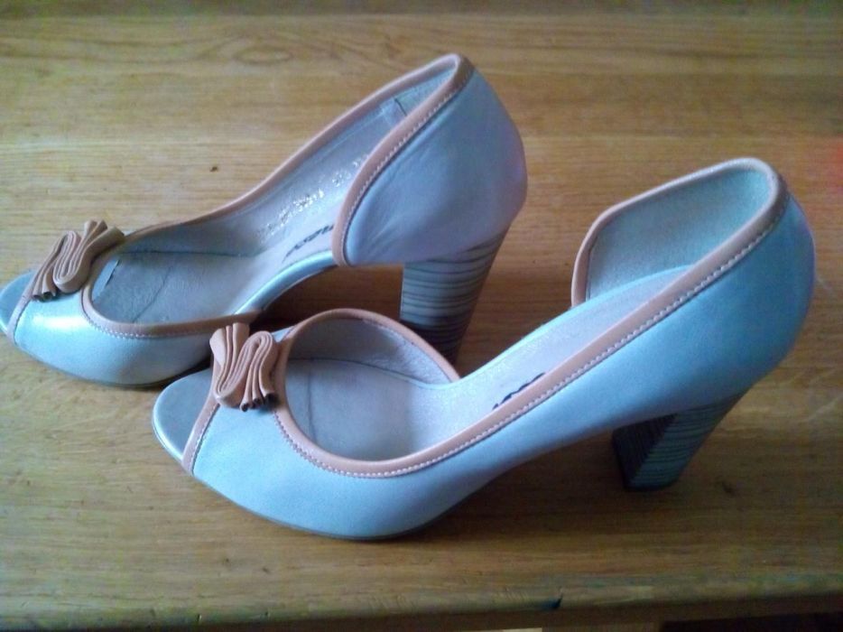 KREMOWE buty na obcasie