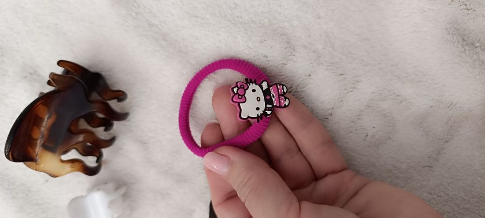 Vários acessórios de cabelo usados