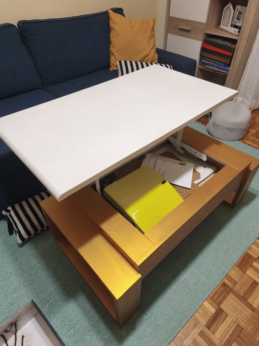 Mesa de centro elevatória - em branco e dourado