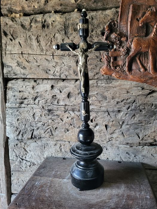 Stary drewniany krzyż pasyjka