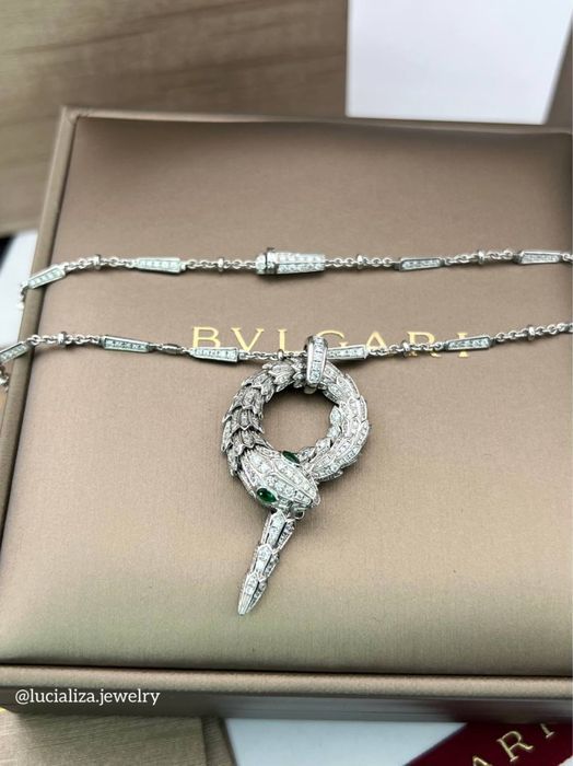 Золоте кольє з діамантами та смарагдами в стилі булгарі