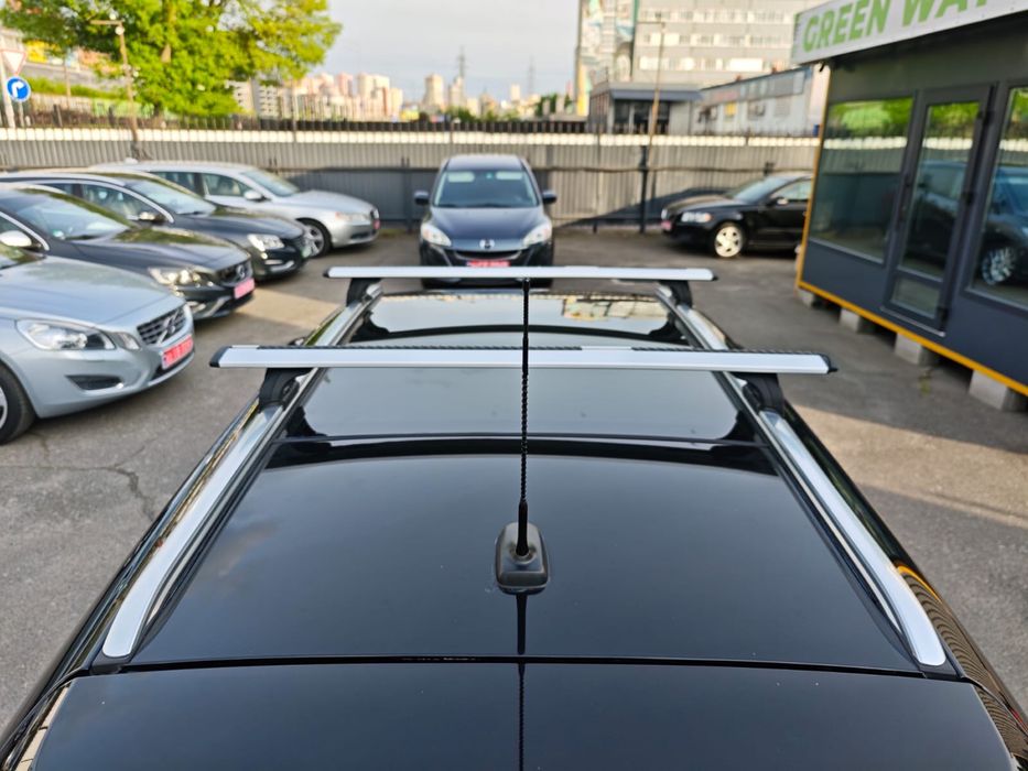 TOYOTA AURIS HYBRID 1,8 бенз+електро  2014
