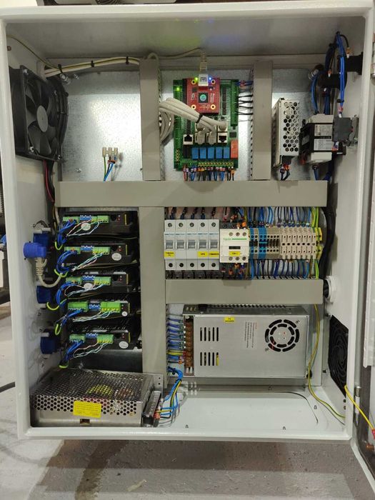 CNC com faca oscilotangencial e fresa