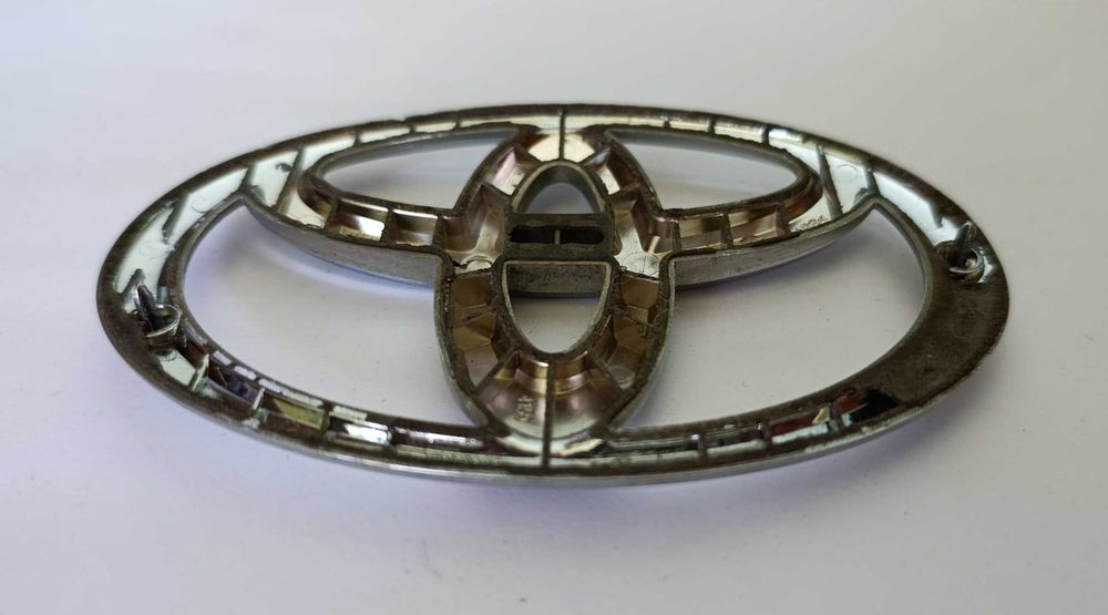 Emblemat Toyota Yaris II 05-11r znaczek