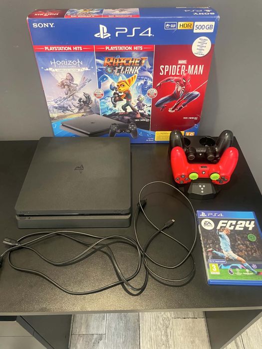Konsola PS4 + 2 pady