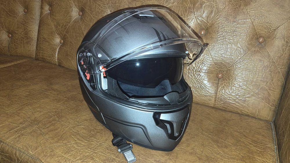 Мотошолом фірменний "MT Helmets Atom"