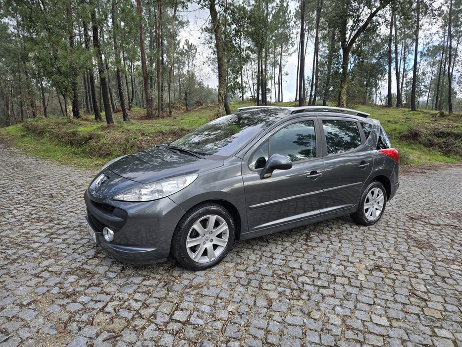 Teto panorâmico, distribuição trocada; registro de revisões na marca.