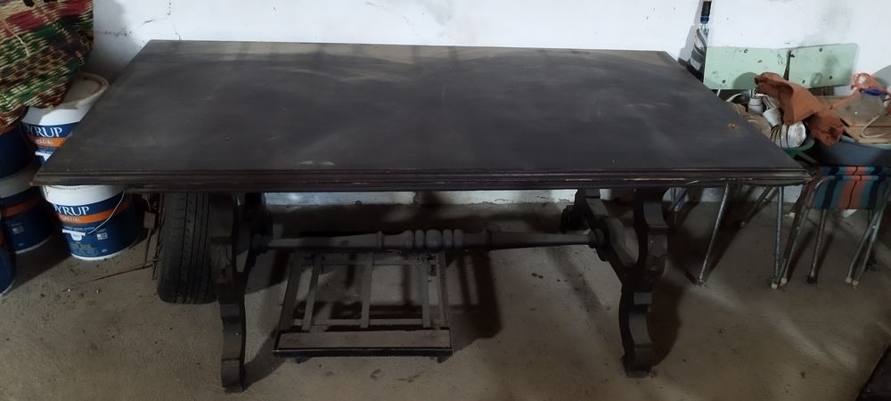 Mesa de madeira com 8 cadeiras