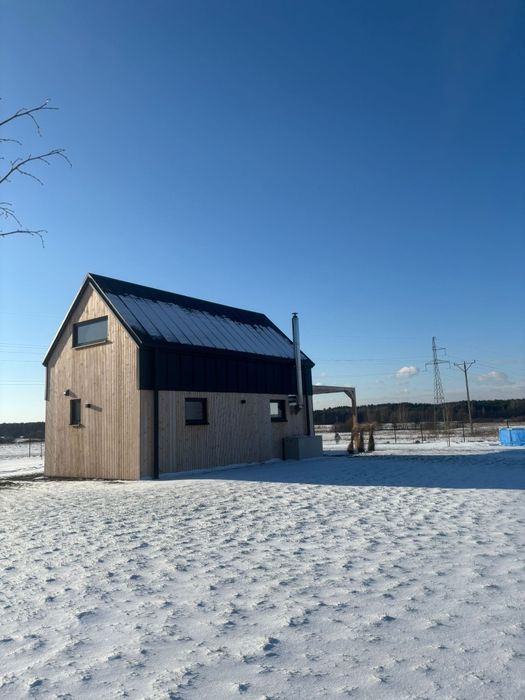 Domek między łąkami