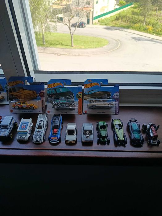 Lote 31 carros hotwheels 2 deles são t-hunt