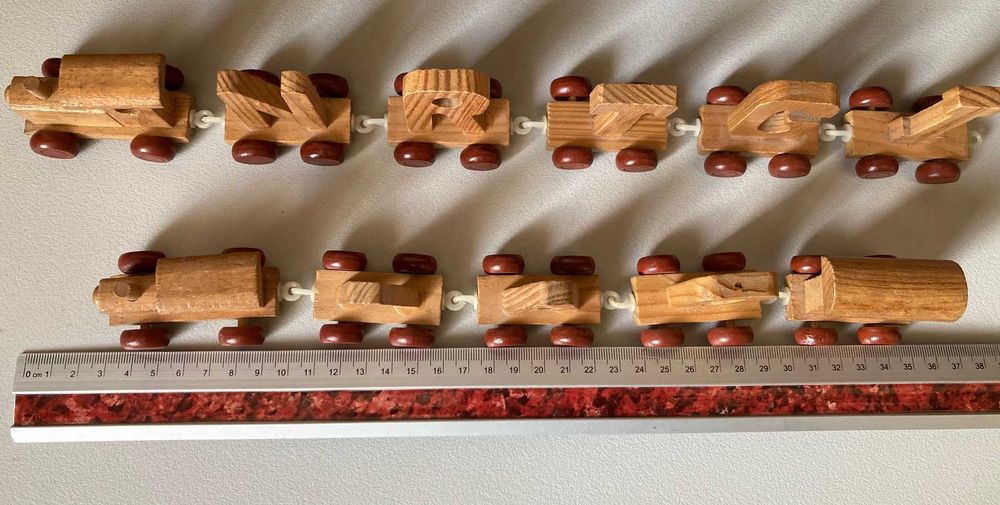 Comboio de Letras de Madeira