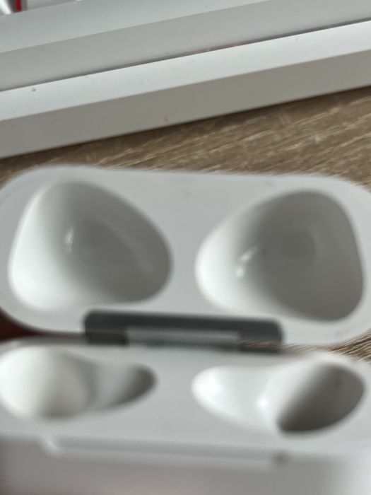 Airpods 3 26% правый наушник не роботает