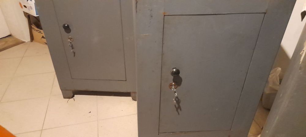 Сейфа, ящики металеві