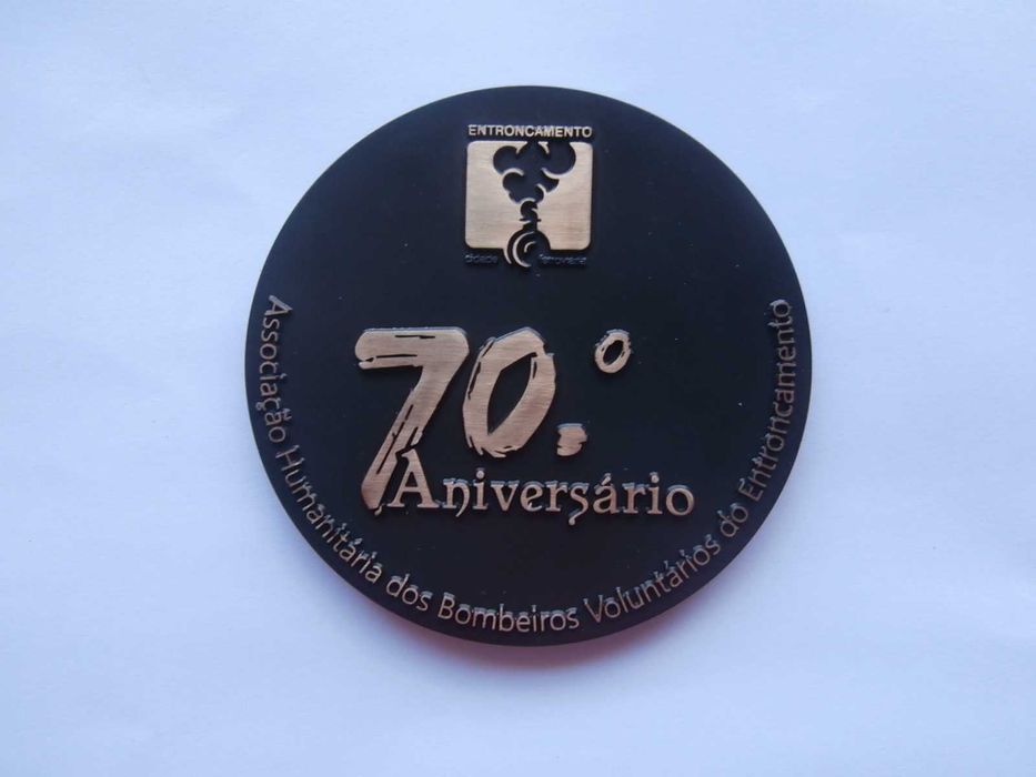 Várias medalhas de bombeiros