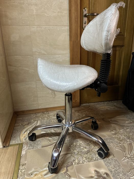 Косметологічний стілець - сідло для майстрім сфери краси