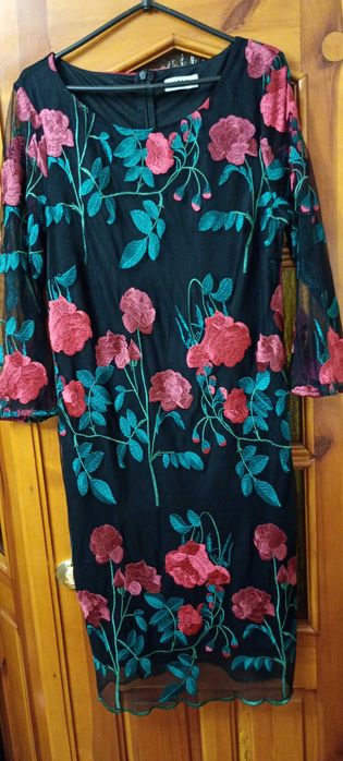 Вишита сукня, плаття чорного кольору в квіти