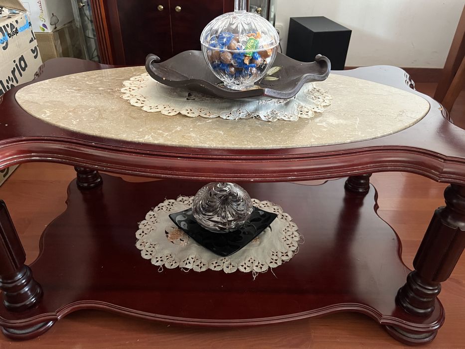 Mesa de centro clássica em madeira e mármore 90cm x 62cm