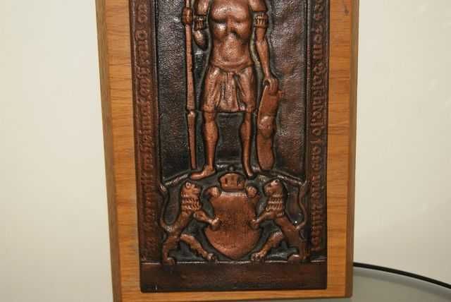 Płaskorzeźba wojownik herb