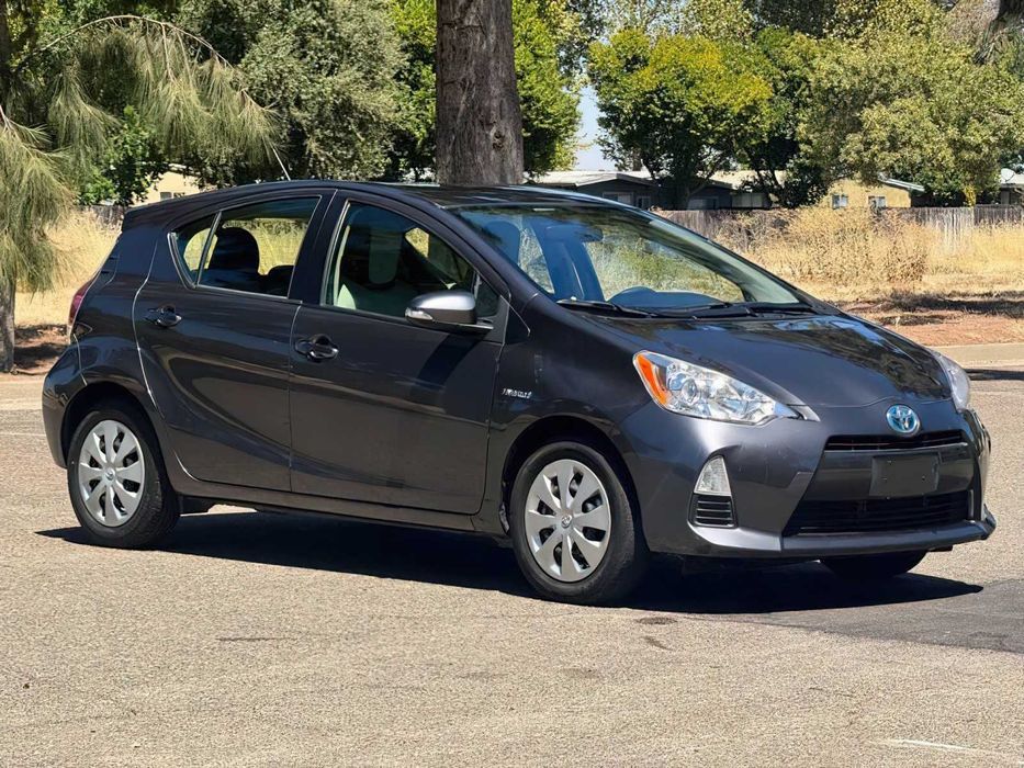 Toyota Prius Four      2014