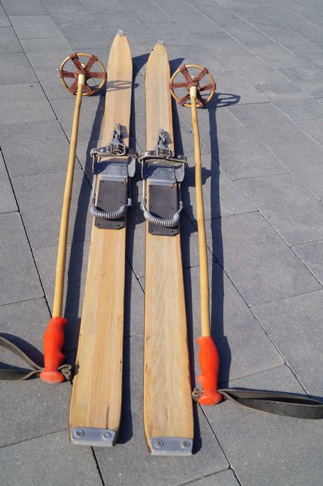 Stare narty drewniane 130 cm z kijkami