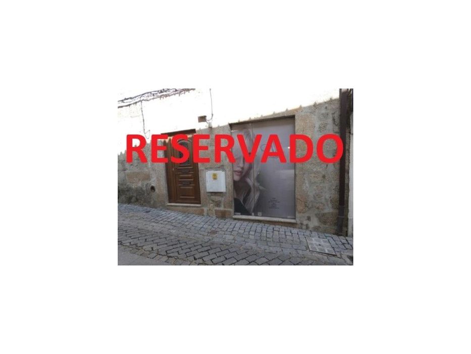 Ampla loja, com Logradouro Fundão Centro