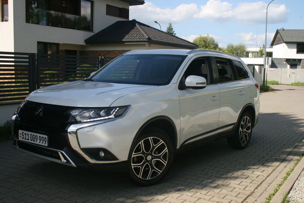 Mitsubishi Outlander 2.0 benzyna automat navi kamera 7 osób 4x4 super stan!!