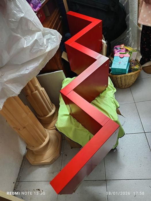 Vendo secretaria , prateleiras diversas e candeeiro