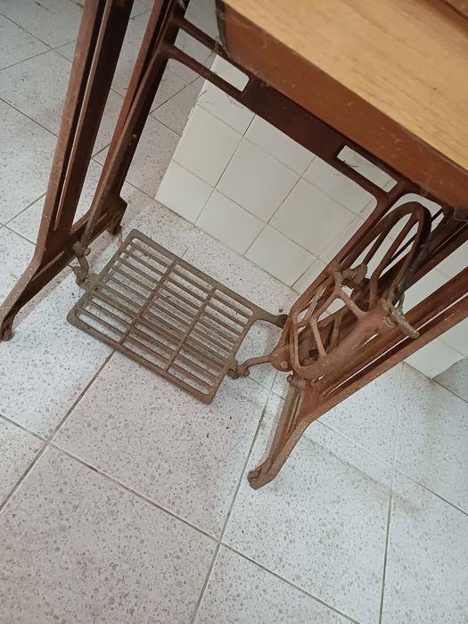 Antiguidade Máquinas e Mesas de Costura Singer Século XX