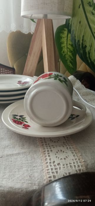 Zestaw z porcelitu, dwie filiżanki i sześć spodeczków