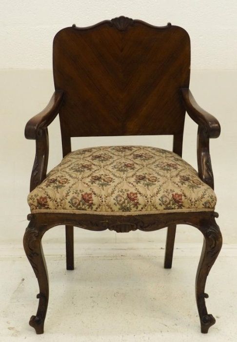 Cadeira pintada dourada