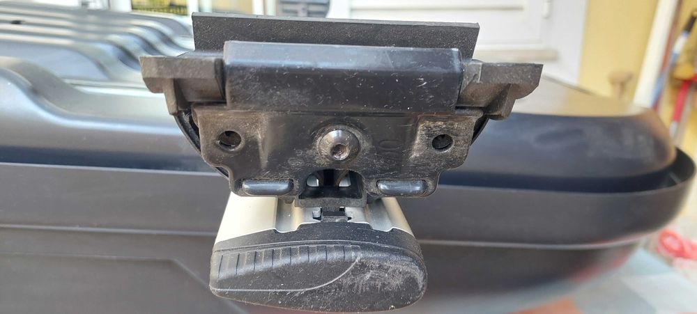 Mala de tejadilho Norauto bermude 4100 com as Barras Thule respectivas