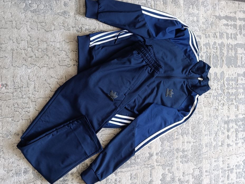 Чоловічий спортивний костюм