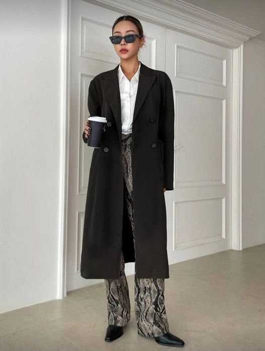 Płaszcz damski z długimi rękawami i klapami. DAZY.