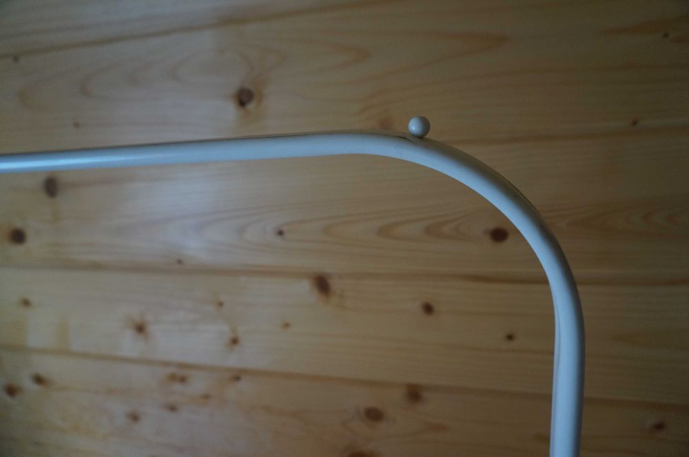Biały wieszak na ubrania IKEA