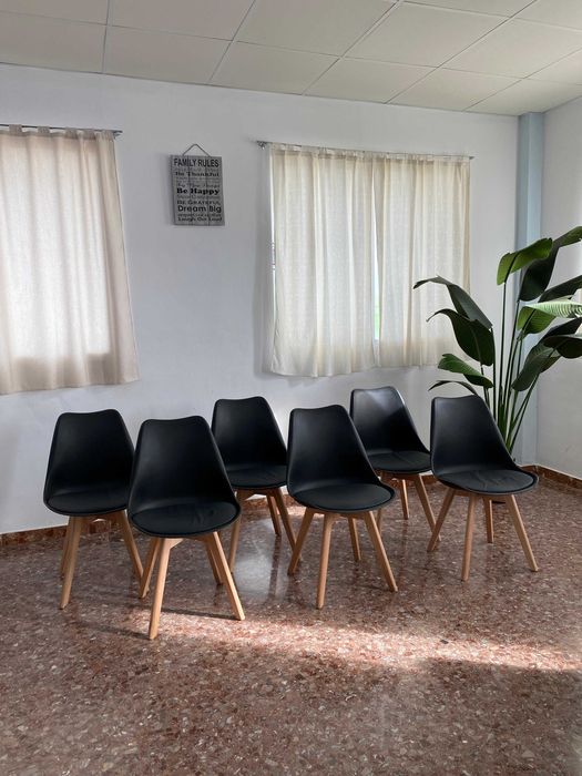 Conjunto de 6 (4) cadeiras estofadas em preto, branco e cinzento
