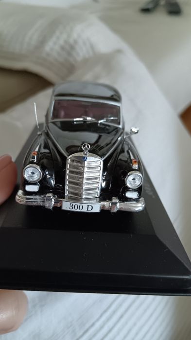 Mercedes 300D Limousine 1957. With acrylic protective case!